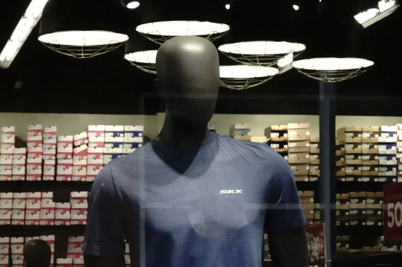 An infographic showing trends in sustainable footwear production highlighting key statistics related to consumer preferences for eco-friendly products over traditional options.